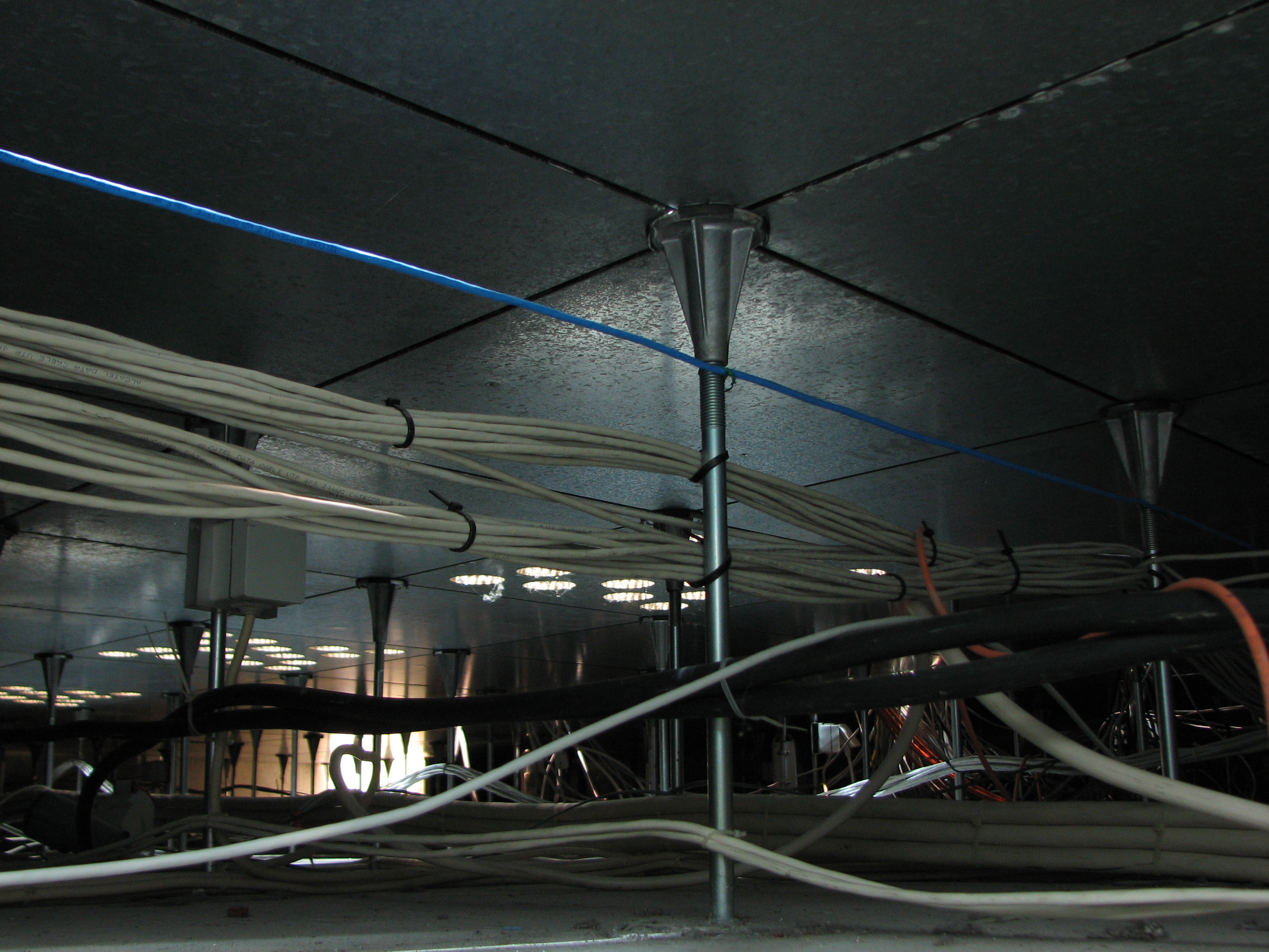 Cables and structure under a raised floor